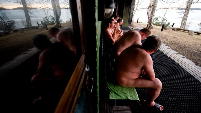 Nackte Männer vor einer Sauna