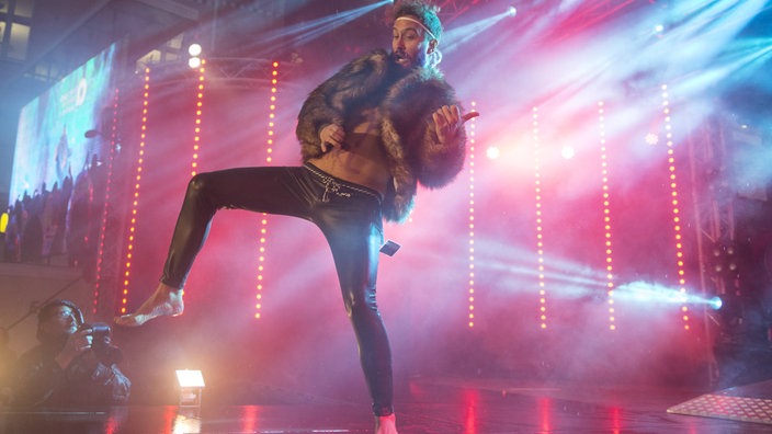 Ein Mann performt auf der Bühne bei der WM im Luftgitarre spielen in Oulu | Bildquelle: WDR / imago/All Over Press Finland Ein Mann performt auf der Bühne bei der WM im Luftgitarre spielen in Oulu