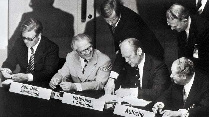 Helmut Schmidt und Erich Honecker auf der KSZE (1975)