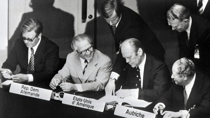 Helmut Schmidt und Erich Honecker auf der KSZE (1975) | Bildquelle: dpa Helmut Schmidt und Erich Honecker auf der KSZE (1975)