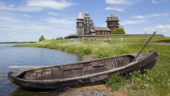 Kirche und Holzboot auf einer Insel