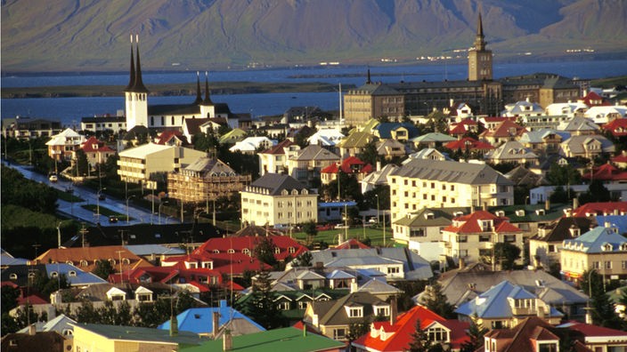 Blick auf Reykjavík. Im Hintergrund der Hafen.
