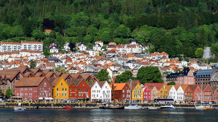 Blick über Wasser auf Altstadthäuser in Bergen