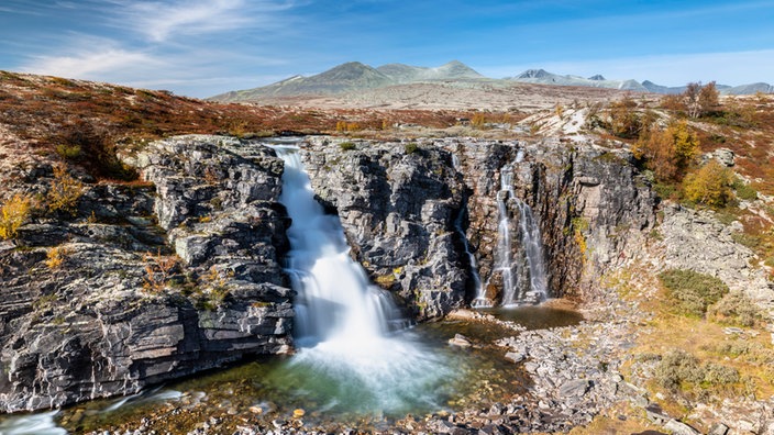 Wasserfall Storulfossen im herstlichen Rondane Nationalpark | Bildquelle: Imago/Robert Haasmann Wasserfall Storulfossen im herstlichen Rondane Nationalpark