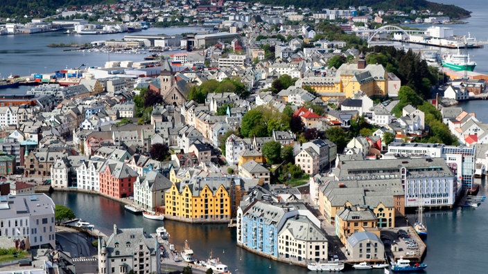 Blick von oben auf Alesund | Bildquelle: AP/Brian Witte Blick von oben auf Alesund