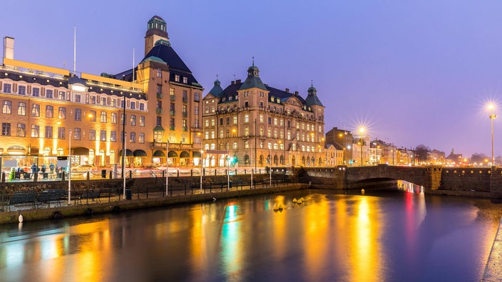 Nächtlich beleuchtetes Malmö | Bildquelle: Imago/panthermedia/vichie81 Nächtlich beleuchtetes Malmö