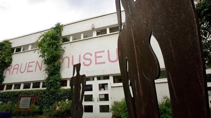 Eine Außenansicht des Bonner Frauenmuseums | Bildquelle: picture-alliance/ dpa / Fredrik von Erichsen Eine Außenansicht des Bonner Frauenmuseums