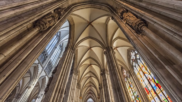Die Aufnahme aus dem Innern des Kölner Doms zeigt eine Kuppel und Kirchenfenster