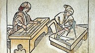 Kolorierter Holzschnitt mit mittelalterlichen Berufen: Baumeister am Rechenbrett und Steinmetz bei der Arbeit