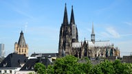Panoramasich auf die Kirchtürme des Kölner Doms.