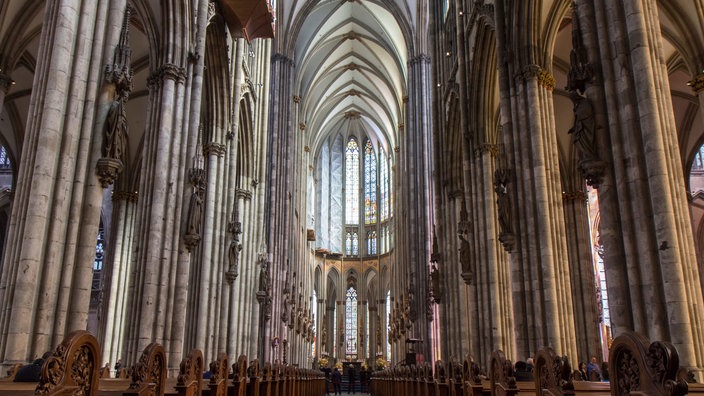 Die Innenansicht des Langhauses des Kölner Doms. | Bildquelle: picture alliance / Daniel Kalker Die Innenansicht des Langhauses des Kölner Doms.