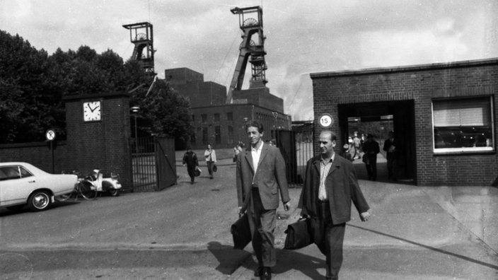 Zwei Arbeiter verlassen eine Zeche (Aufnahme 1960er Jahre). | Bildquelle: Picture Alliance Zwei Arbeiter verlassen eine Zeche (Aufnahme 1960er Jahre).