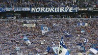 Fans in der Nordkurve von Schalke 04.