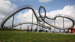 Skulptur "Tiger & Turtle" in Duisburg.