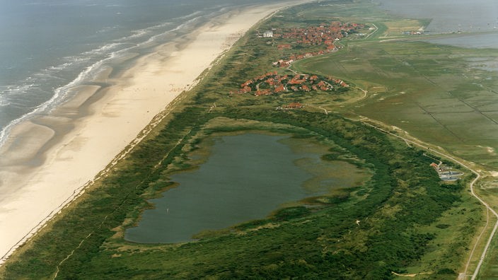 Luftaufnahme von Juist mit Hammersee