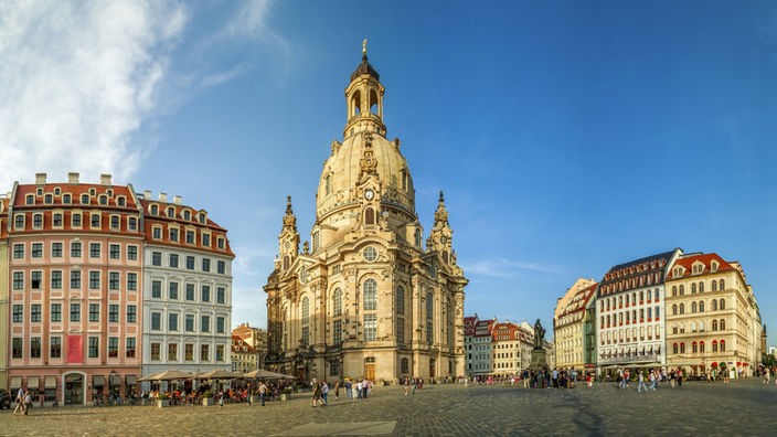 Panoramasicht über den Dresdner Neumarkt und die Frauenkirche