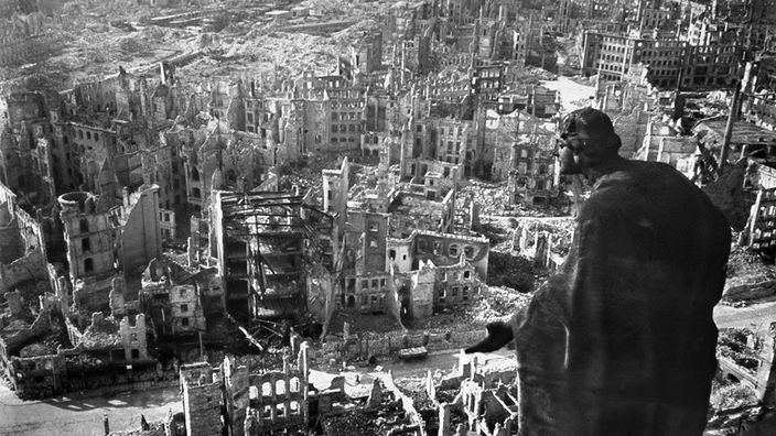 Luftbild der völlig zerstörten Stadt Dresden