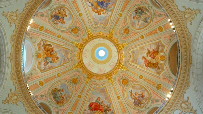 Innenansicht der vergoldeten Kuppel der Frauenkirche mit Malereien.