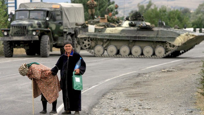 Georgien: Ältere Frauen vor russischen Truppen