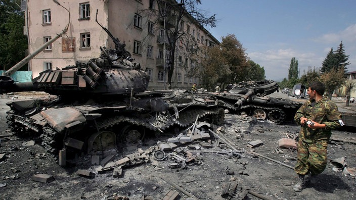 Georgien: Zerstörte georgische Panzer in Südossetien | Bildquelle: dpa Picture-Alliance / epa KOCHE Georgien: Zerstörte georgische Panzer in Südossetien