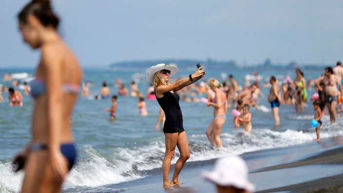 Georgien: Touristen am Schwarzen Meer | Bildquelle: dpa/Zurab Kurtsikidze Georgien: Touristen am Schwarzen Meer