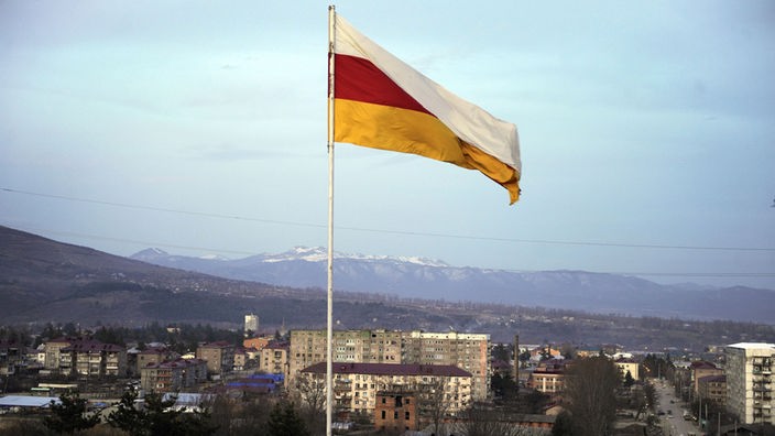 Georgien: Die südossetische Flagge über Tskhinvali