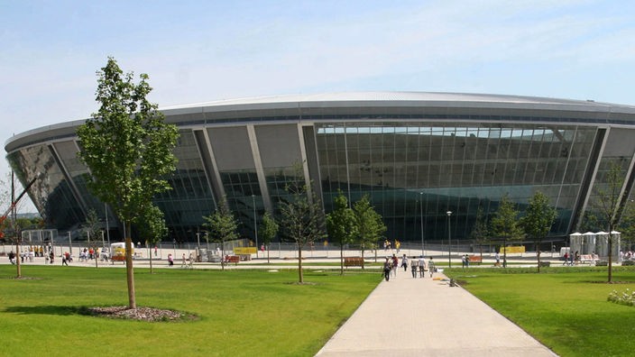 Das Foto zeigt die hochmoderne Donbass-Arena in Donezk von außen.