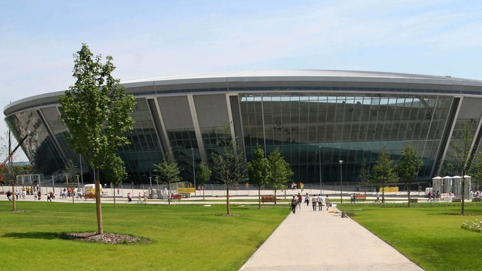 Das Foto zeigt die hochmoderne Donbass-Arena in Donezk von außen. | Bildquelle: WDR Das Foto zeigt die hochmoderne Donbass-Arena in Donezk von außen.
