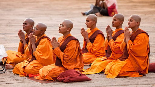 Buddhistische Mönche beim Beten.