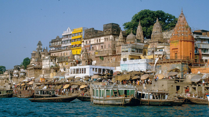 Blick über den Ganges auf die Stadt Varanasi.