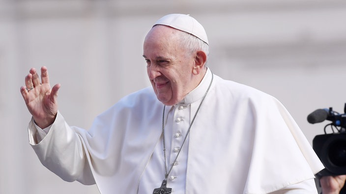 Papst Franziskus I. winkt aus seinem Papamobil | Bildquelle: picture alliance / Pressebildagentur ULMER Papst Franziskus I. winkt aus seinem Papamobil