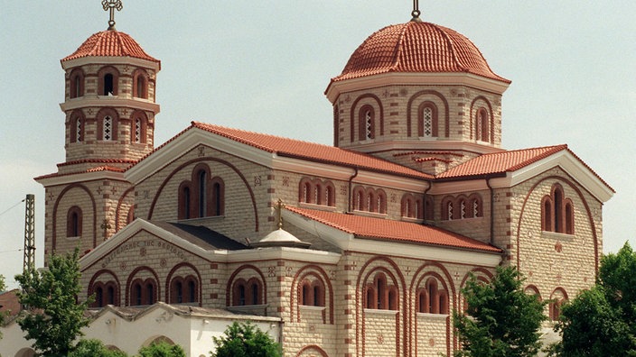Griechisch-orthodoxe Kirche in Esslingen am Neckar | Bildquelle: picture-alliance / dpa / Norbert Försterling Griechisch-orthodoxe Kirche in Esslingen am Neckar