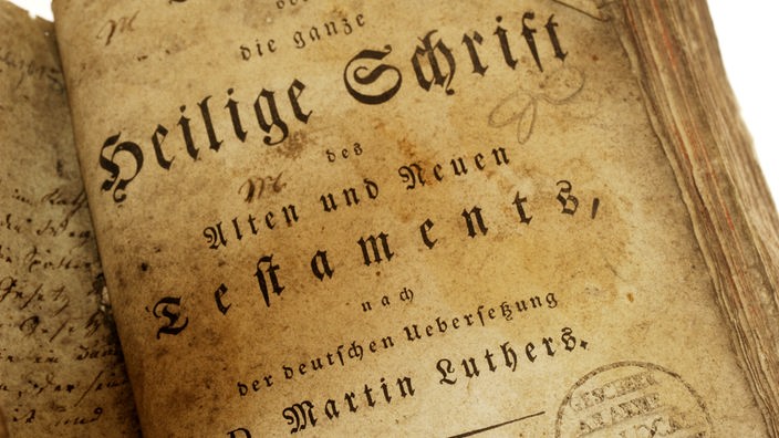 Das Deckblatt einer Bibel von 1834.