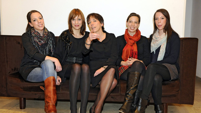 Das Bild zeigt Margot Käßmann in schwarzem Kostüm sitzend in der Mitte ihrer vier erwachsenen Töchter.