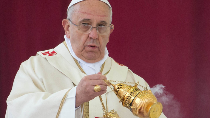 Papst Franziskus, der einen Weihrauchbehälter schwenkt. | Bildquelle: dpa/Michael Kappeler Papst Franziskus, der einen Weihrauchbehälter schwenkt.