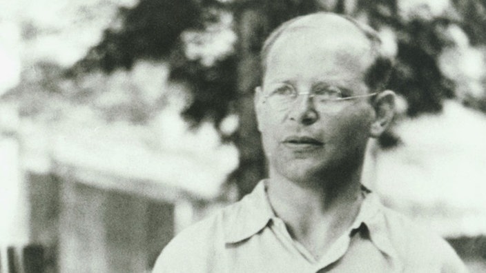 Fotografie des deutschen evangelischen Theologen Dietrich Bonhoeffer | Bildquelle: akg/Fototeca Gilardi Fotografie des deutschen evangelischen Theologen Dietrich Bonhoeffer