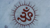 Marmoreinlegearbeit: die Silbe "Om" in Sanskrit-Schrift