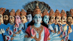 Gott Shiva umgeben von anderen Hindu-Gottheiten