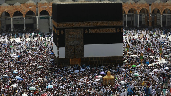 Die Kaaba umringt von Tausenden von Gläubigen im Inneren der Harammoschee in Mekka. | Bildquelle: AP/Khalil Hamra Die Kaaba umringt von Tausenden von Gläubigen im Inneren der Harammoschee in Mekka.