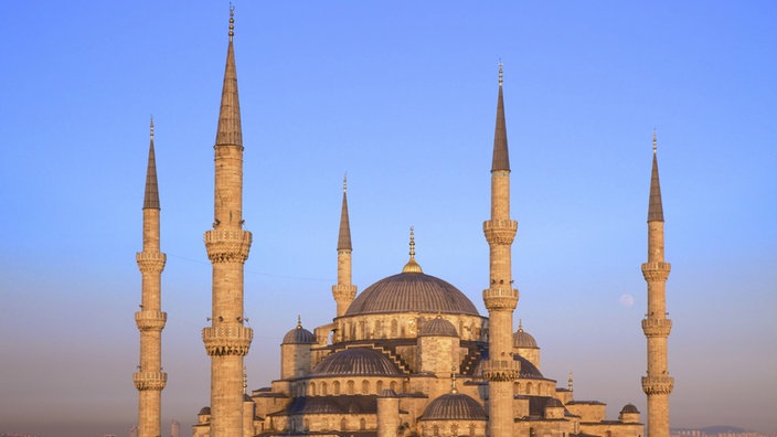 Sultan-Ahmed-Moschee in Instanbul. | Bildquelle: imago/robertharding Sultan-Ahmed-Moschee in Instanbul.