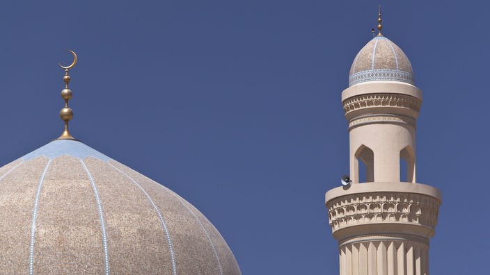 Kuppel und Minarett einer Moschee