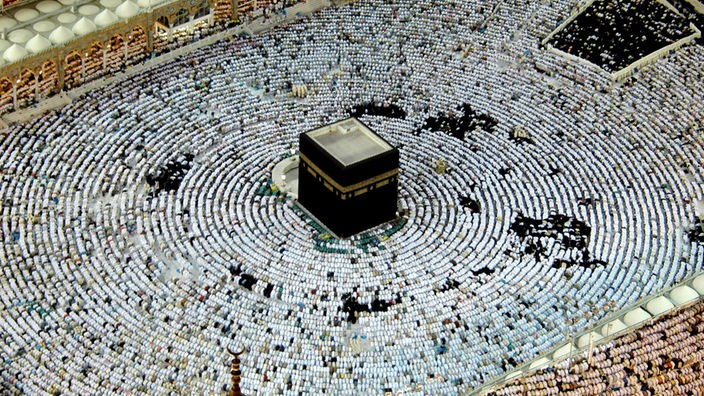 Tausende von Pilgern umrunden die Kaaba, das Heiligtum in Mekka.