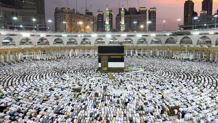 Die Kaaba, das quadratische Gebäude in Mekka, das jedes Jahr während der Pilgerfahrt umrundet wird.