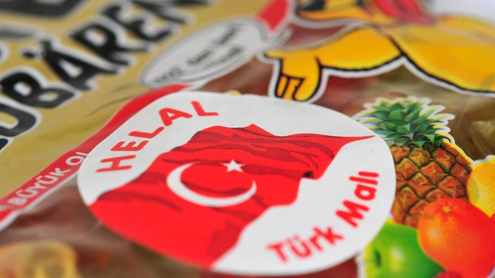 Ein Aufkleber mit einer türkischen Fahne und der Aufschrift "Helal Türk Mali" klebt auf einer Tüte Gummibärchen. Gummibärchen oder Fruchtgummis - garantiert ohne Schweinegelatine.