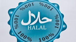 Zeichen 100 % Halal bei einem türkischen Fleischer, Bedeutung: rein, erlaubt, die Tiere wurden nach muslimischen Vorschriften geschlachtet.