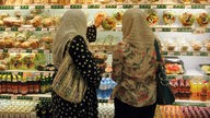 Frauen mit Kopftuch im Supermarkt.