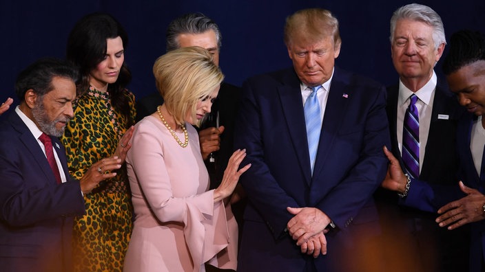 Donald Trump und seine "persönliche spirituelle Beraterin" Paula White | Bildquelle: imago images/MediaPunch Donald Trump und seine "persönliche spirituelle Beraterin" Paula White