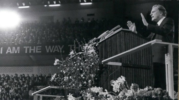 Billy Graham predigt in der Dortmunder Westfalenhalle, 1970