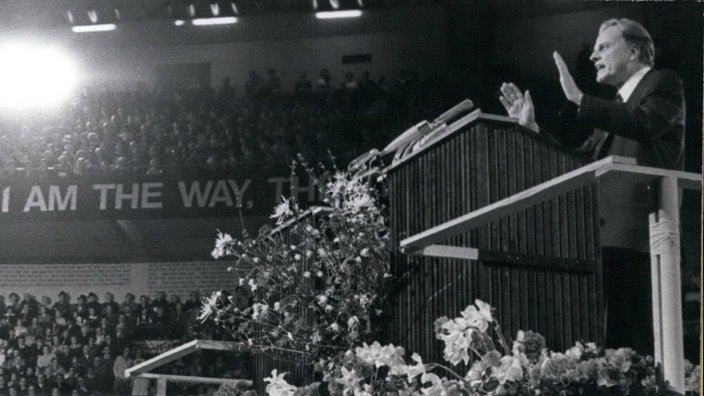 Billy Graham predigt in der Dortmunder Westfalenhalle, 1970 | Bildquelle: mauritius images / Keystone Press / Alamy Billy Graham predigt in der Dortmunder Westfalenhalle, 1970