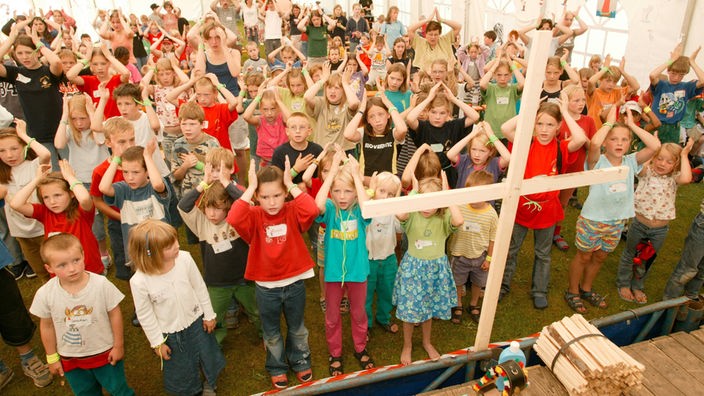 Ein Zelt voll Kinder beim "Jesus-Camp" der Geistlichen Gemeinde Erneuerung